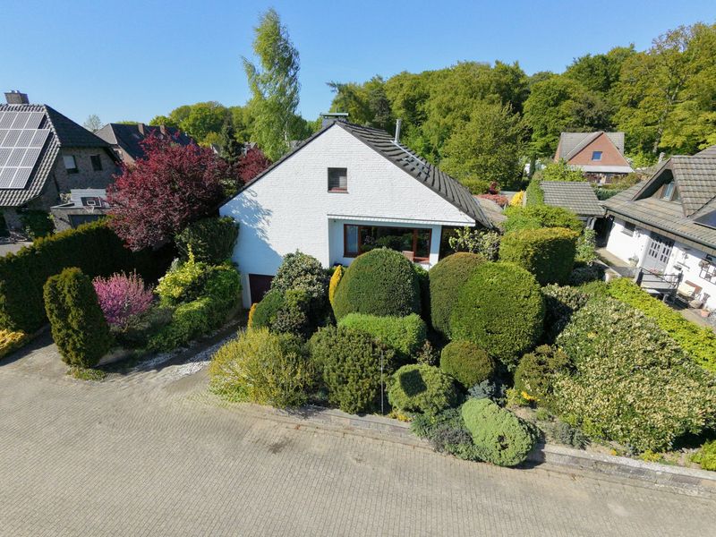 Ruhig gelegen nahe am Wald! Modernisiertes Einfamilienhaus mit ausgebautem DG und traumhaften Garten